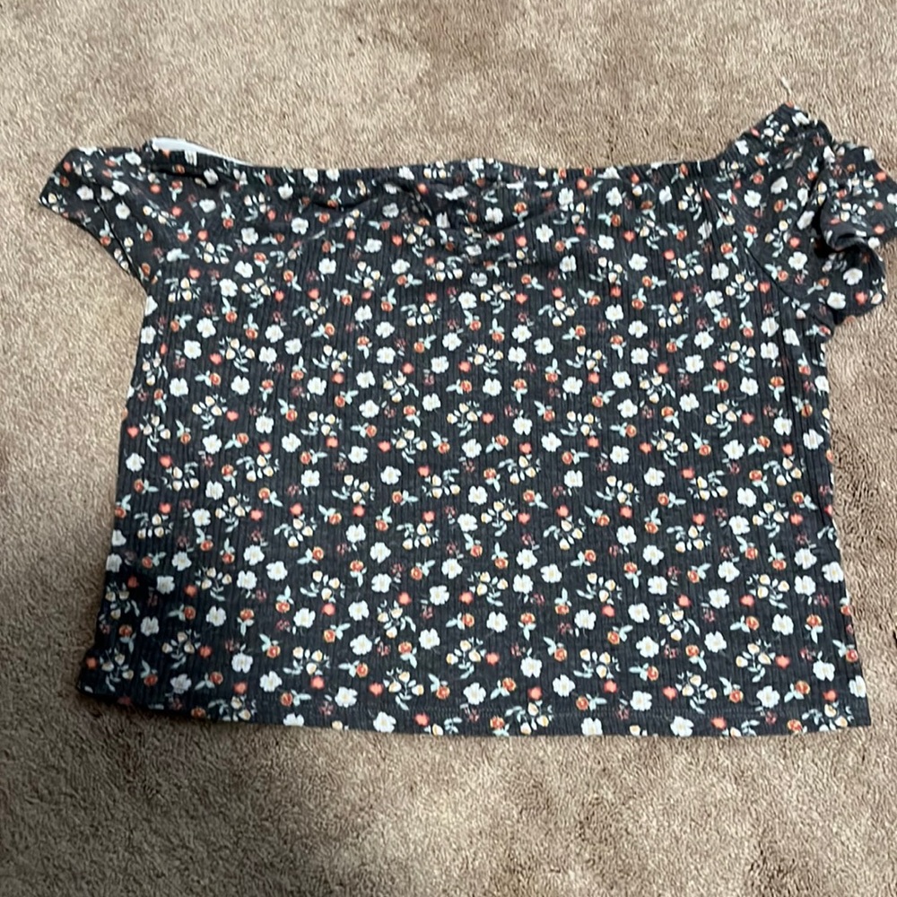 Flowery dark gray cropped top